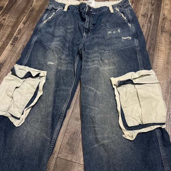 BDG Two-Tone Wide-Leg Cargo Jeans in Dark Blue and Tan - Picture 2 of 5